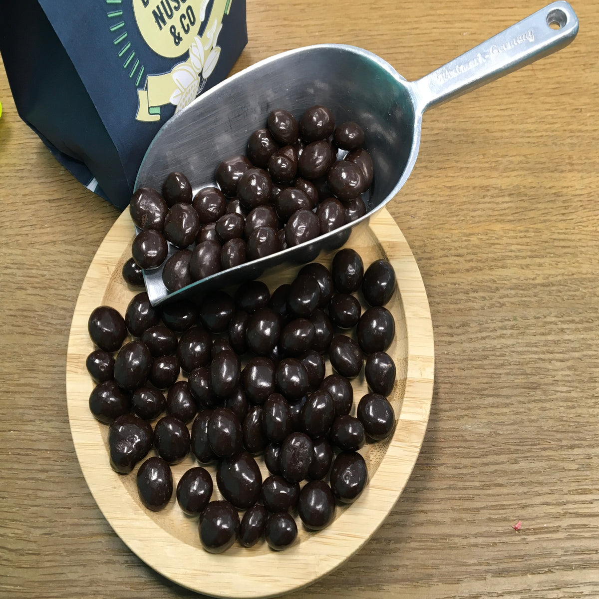 Geröstete Kaffeebohnen in dunkler Schokolade
