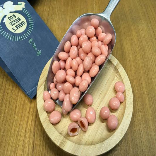 Aprikosenstücke im Erdbeer-Joghurt-Mantel