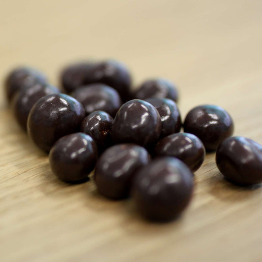 Heidelbeeren, umhüllt mit Zartbitterschokolade
