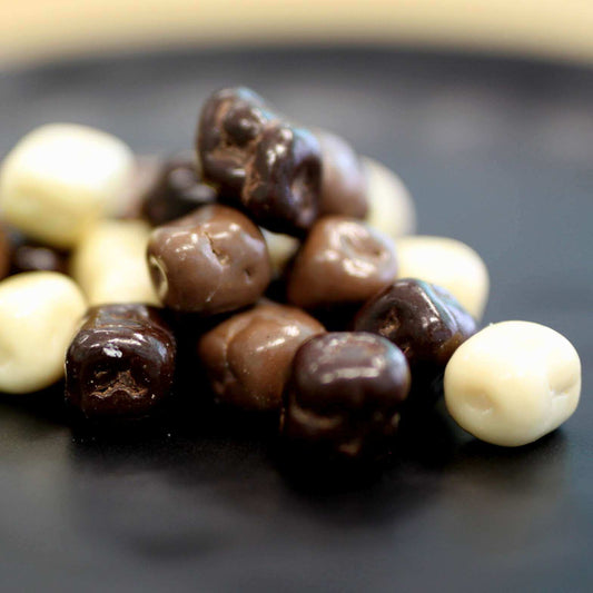 Kokosstücke, umhüllt mit Schokolade